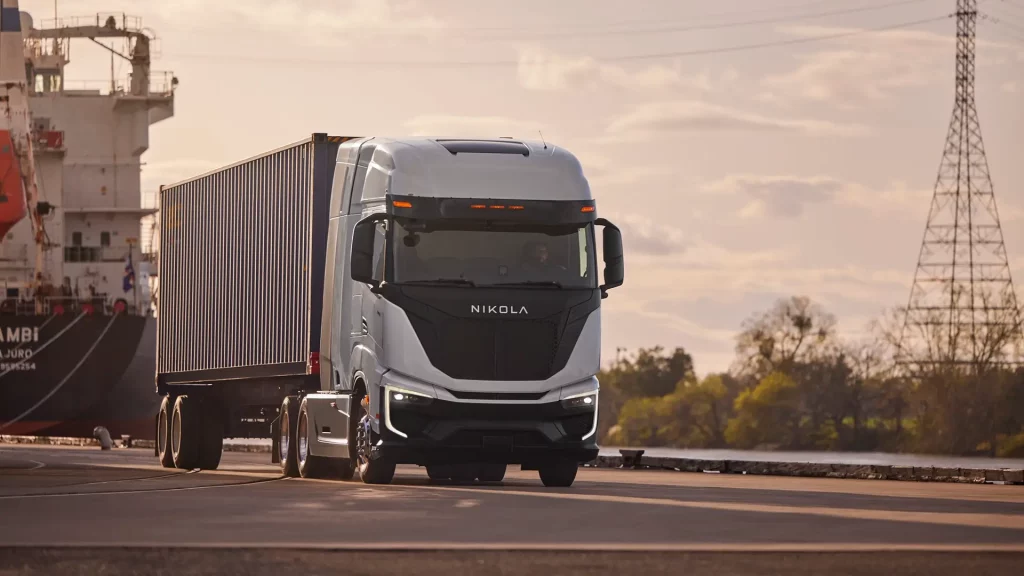 FCEV_PORT_WITH_TRAILER-SHOT_12_1496
