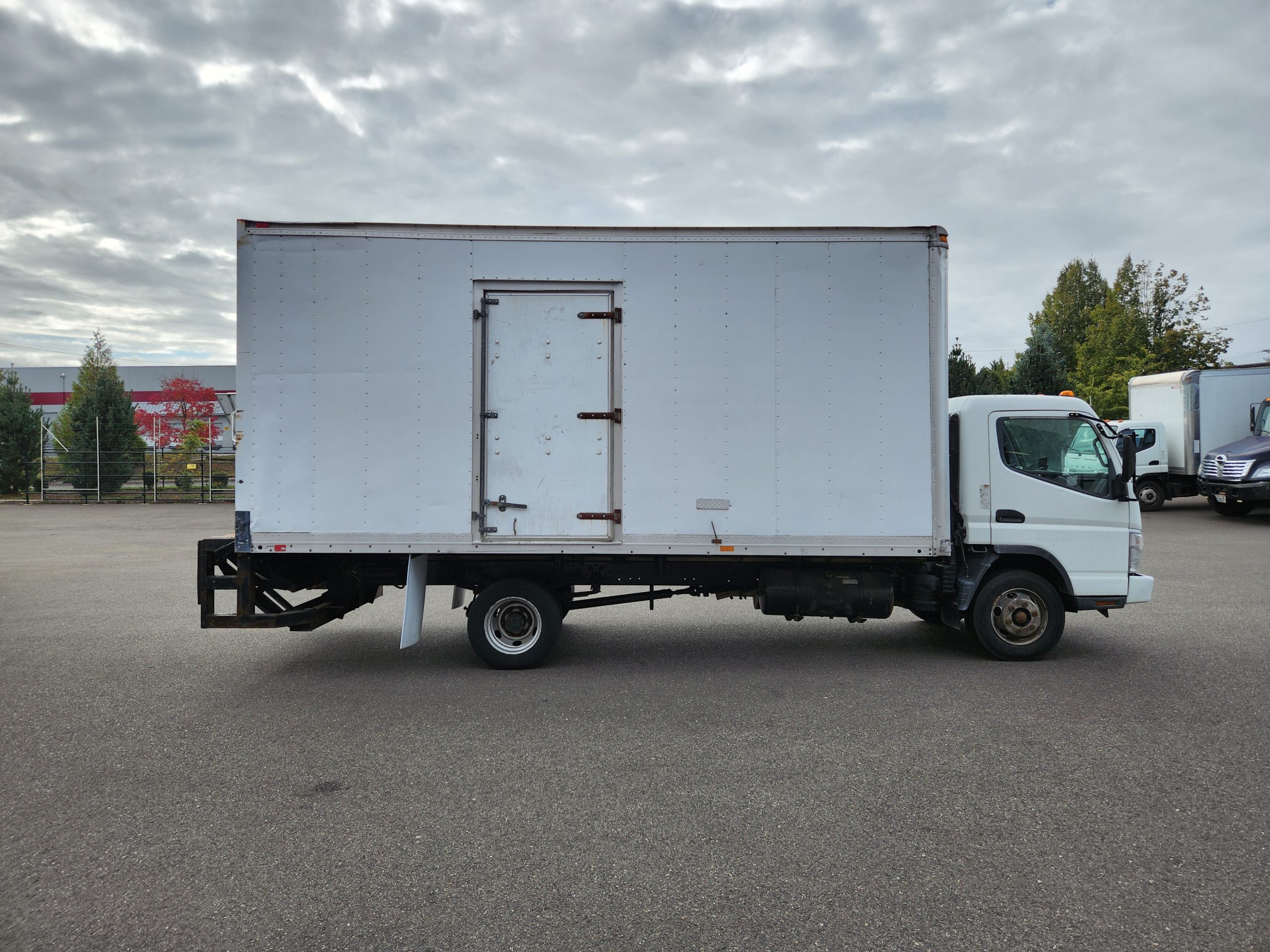 2007 MITSUBISHI FUSO FE180 - image 3 of 5