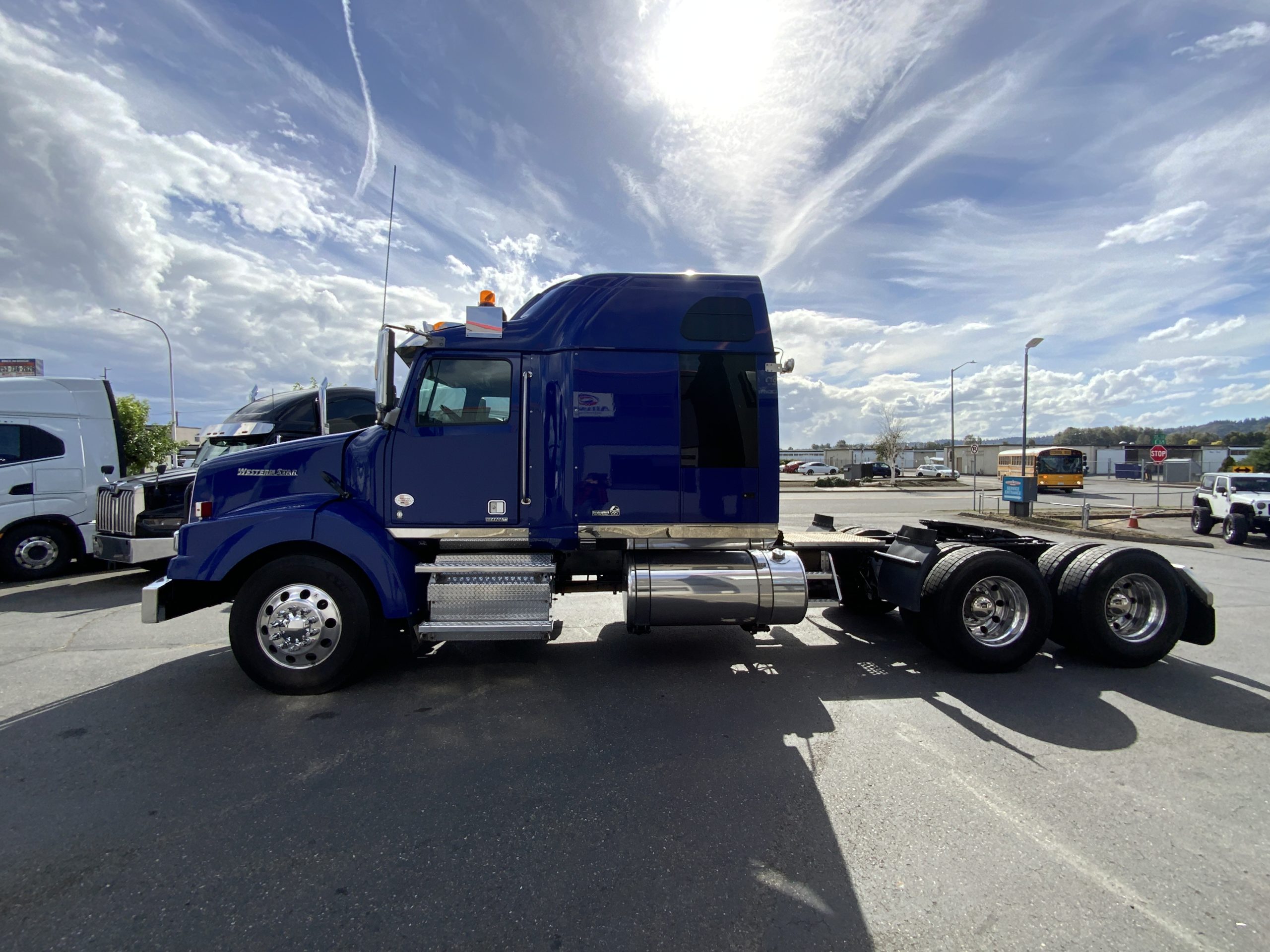 2022 WESTERN STAR 4900 - image 3 of 6