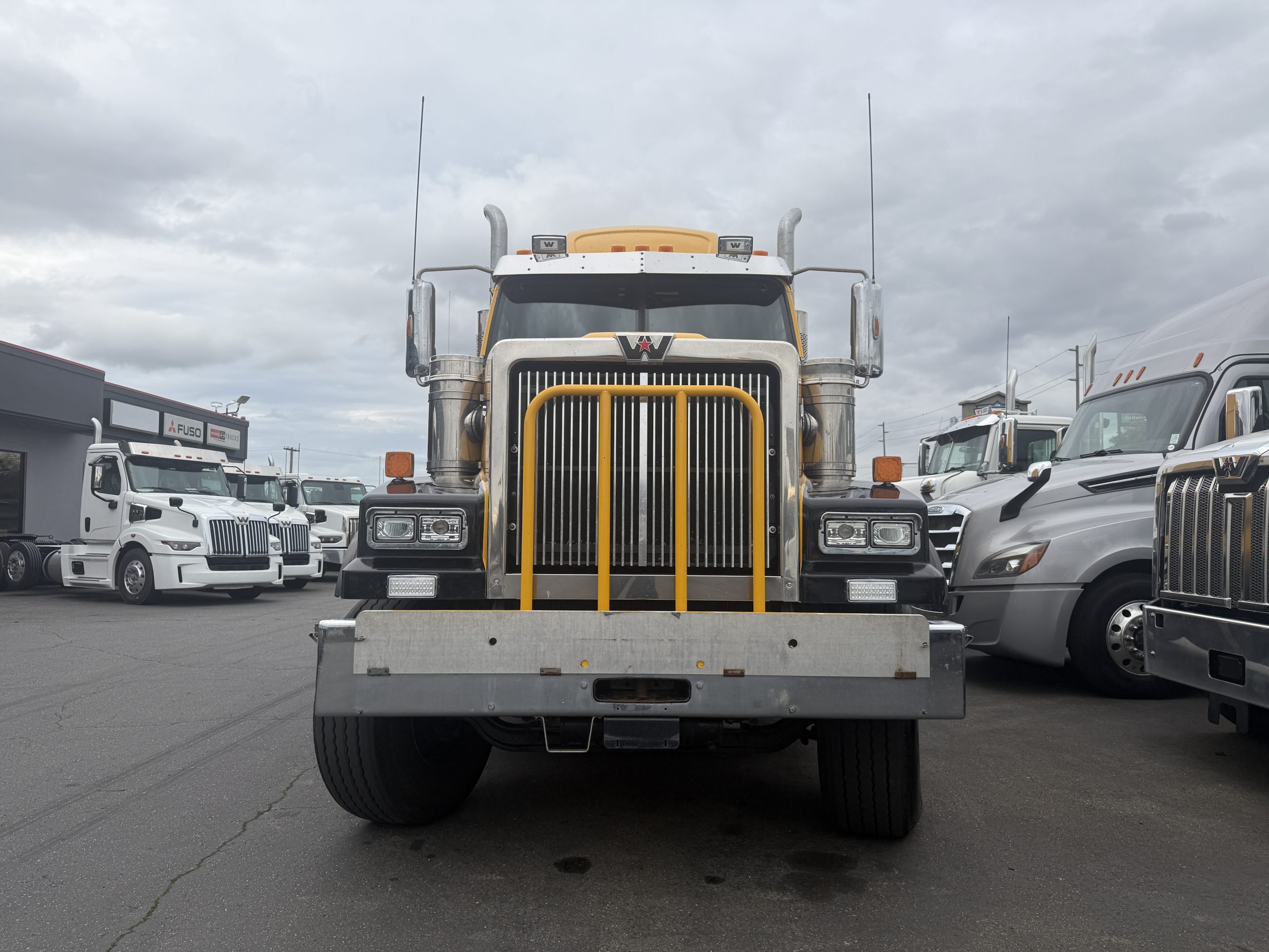 2021 WESTERN STAR 4900FA - image 4 of 6