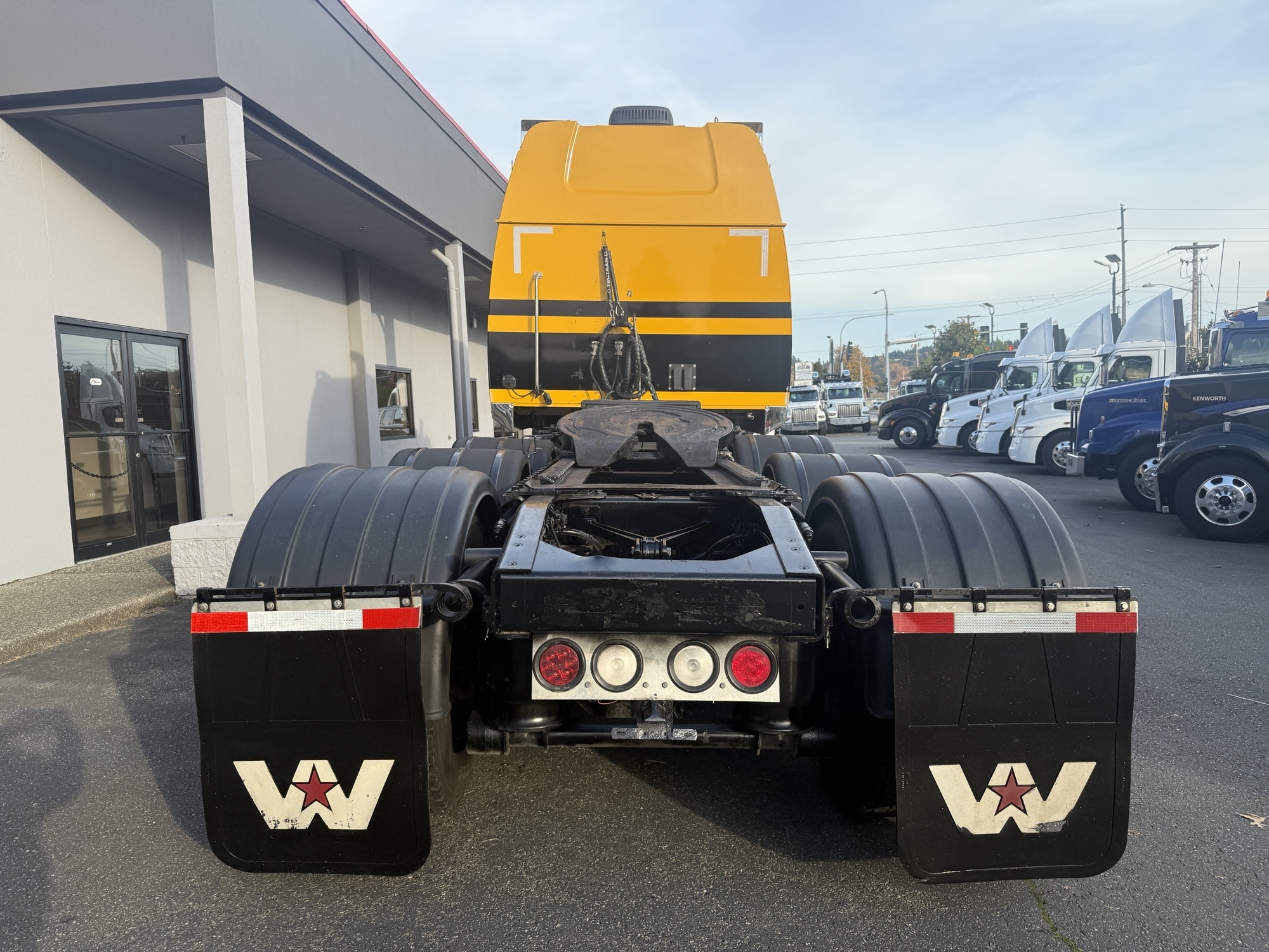 2021 WESTERN STAR 4900FA - image 2 of 6