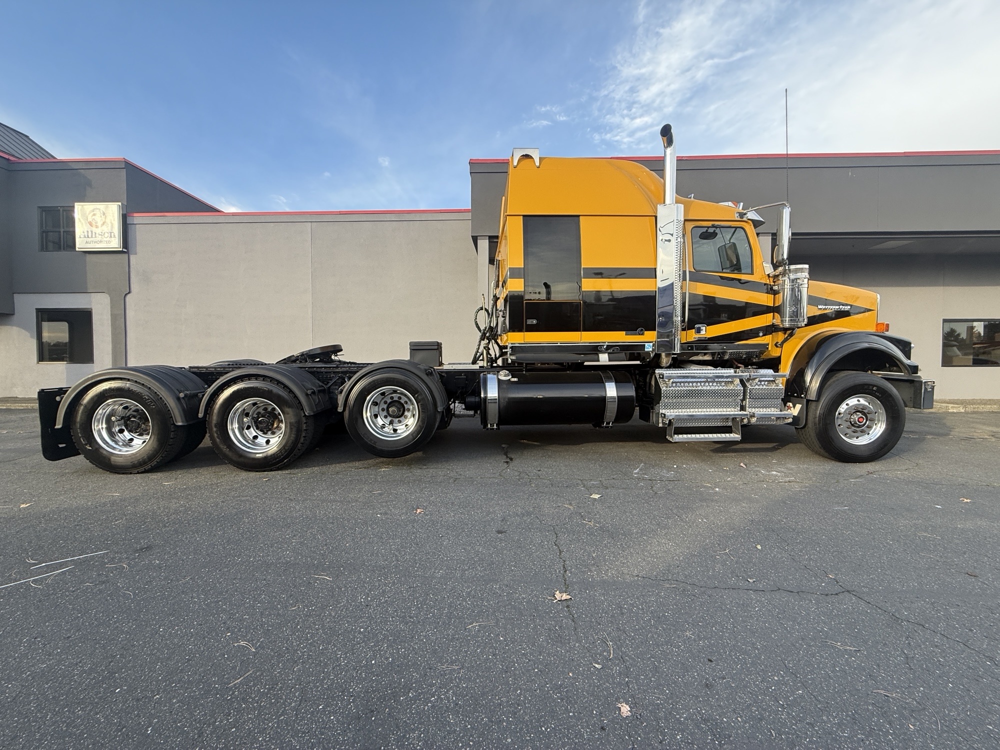 2021 WESTERN STAR 4900FA - image 1 of 6
