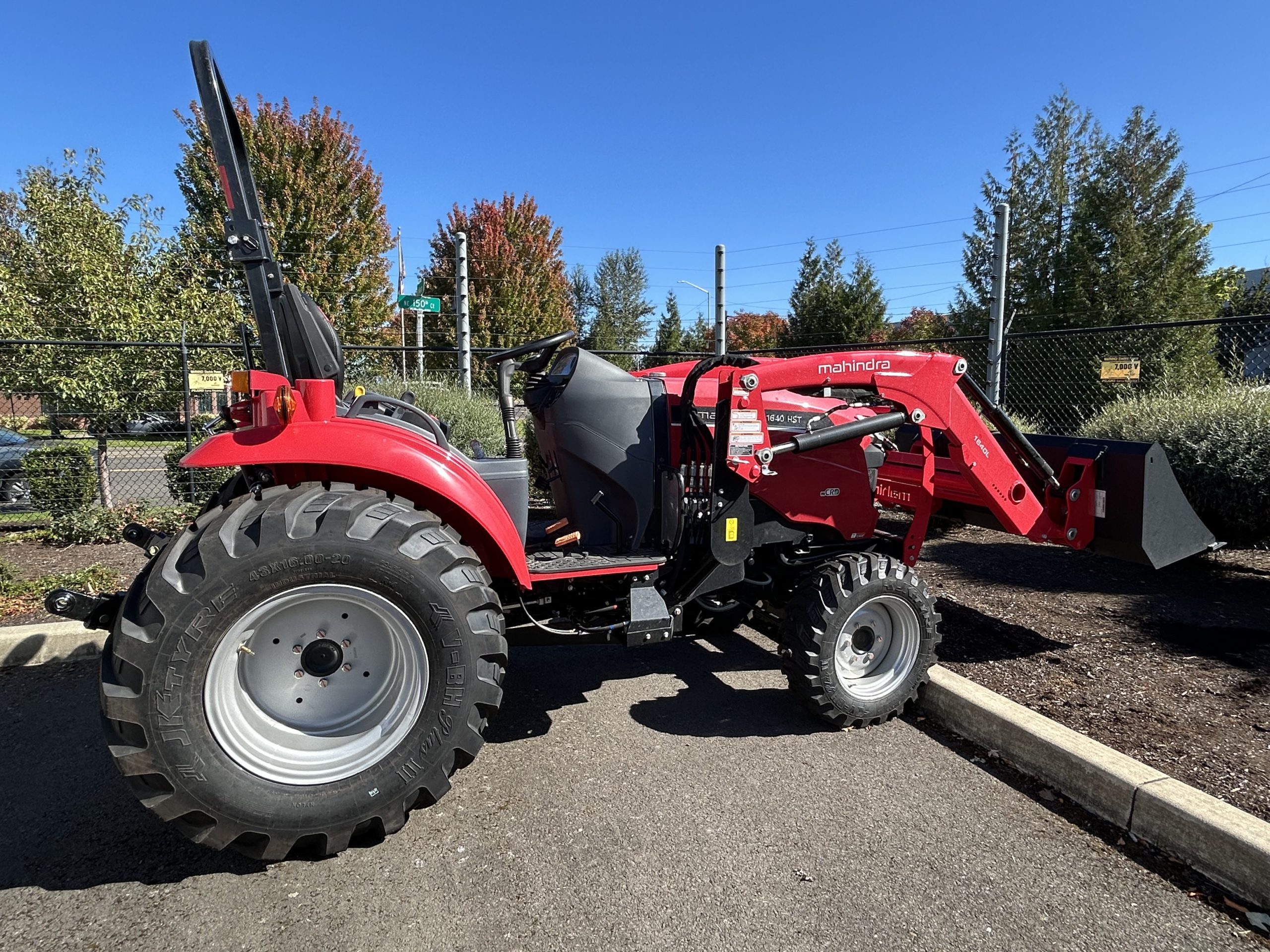 Mahindra 1640 Compact Utility Tractor - image 2 of 6