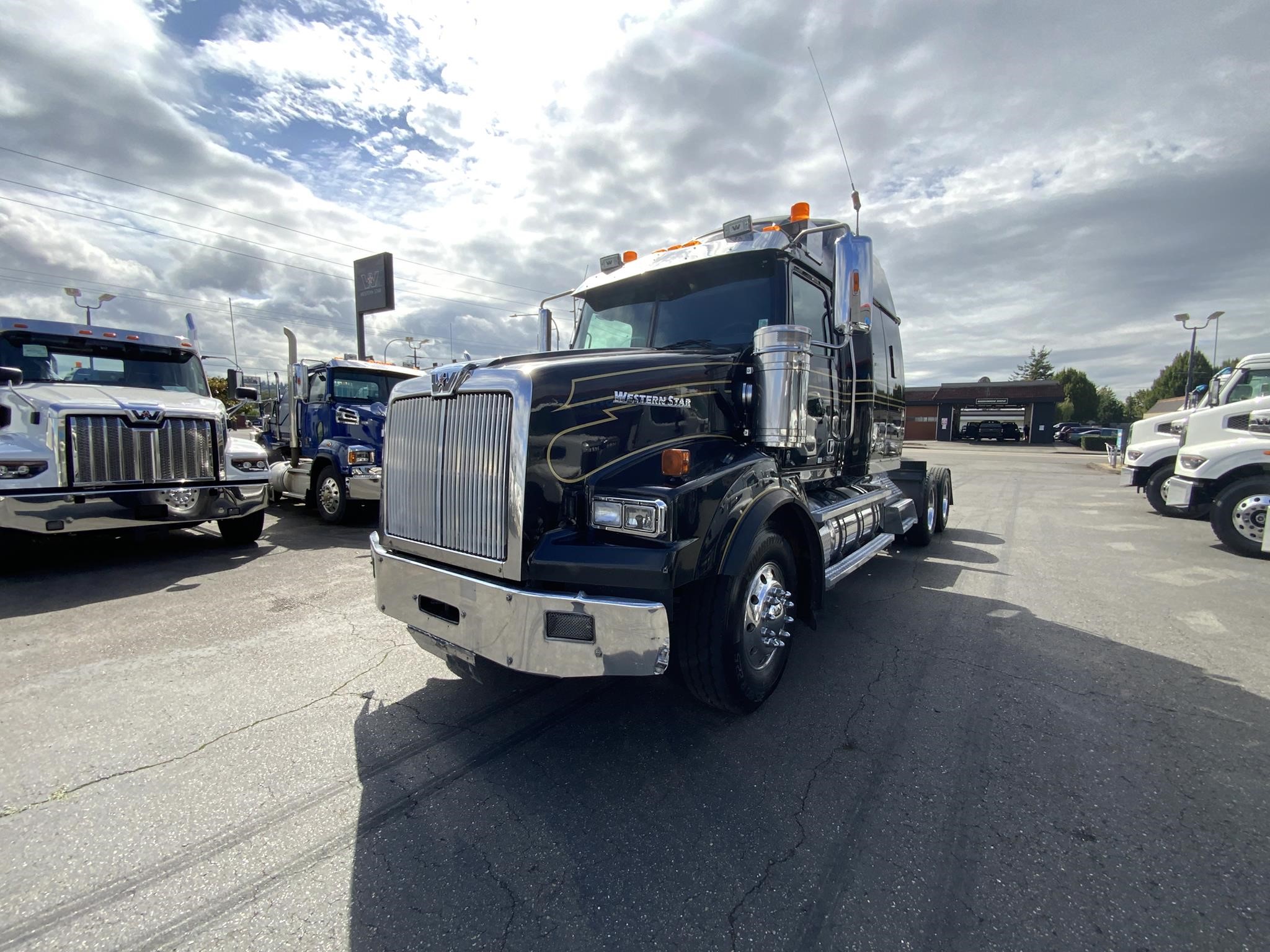 2019 WESTERN STAR 4900 - image 1 of 6