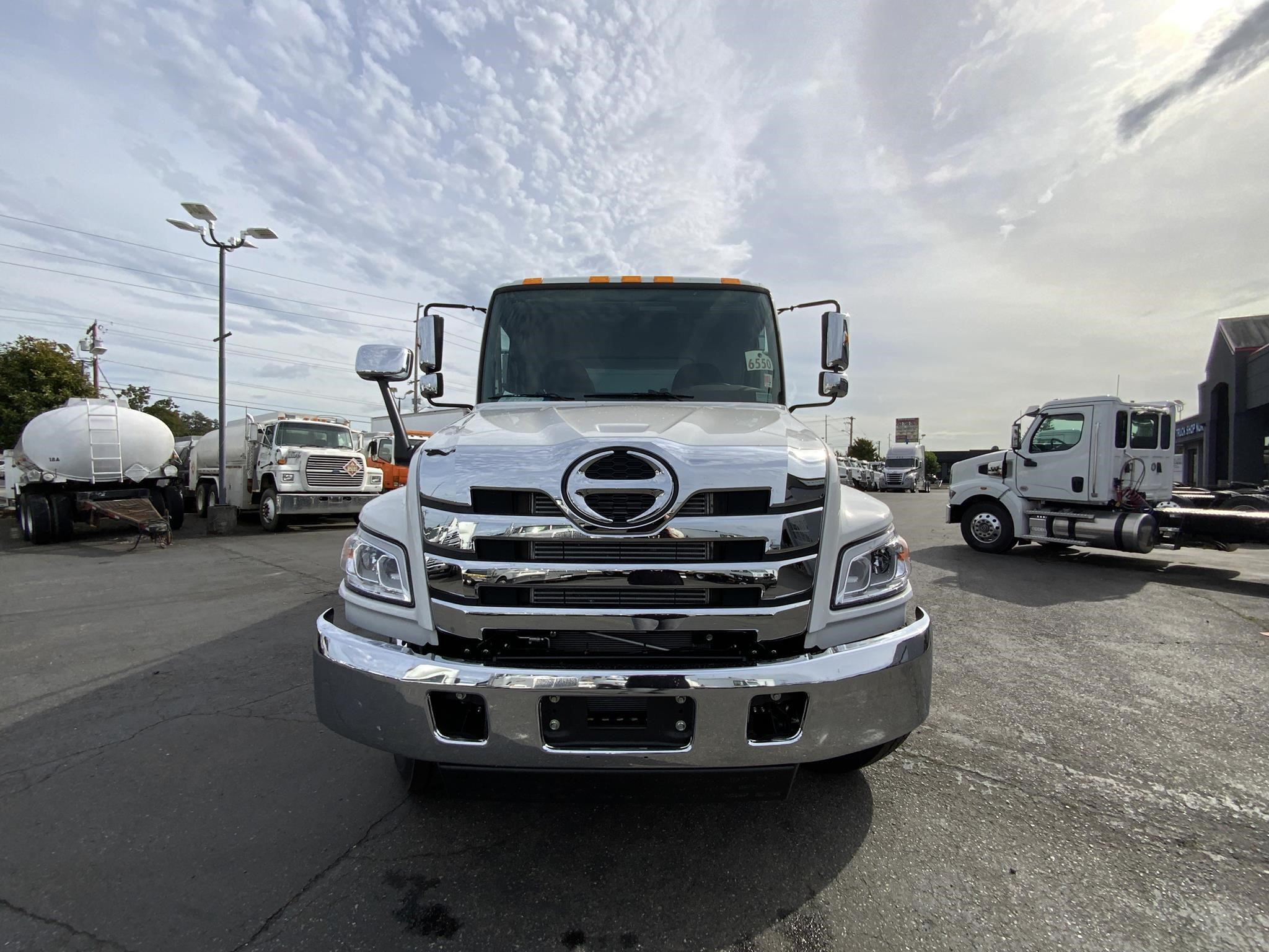 2026 HINO XL8 - image 2 of 6