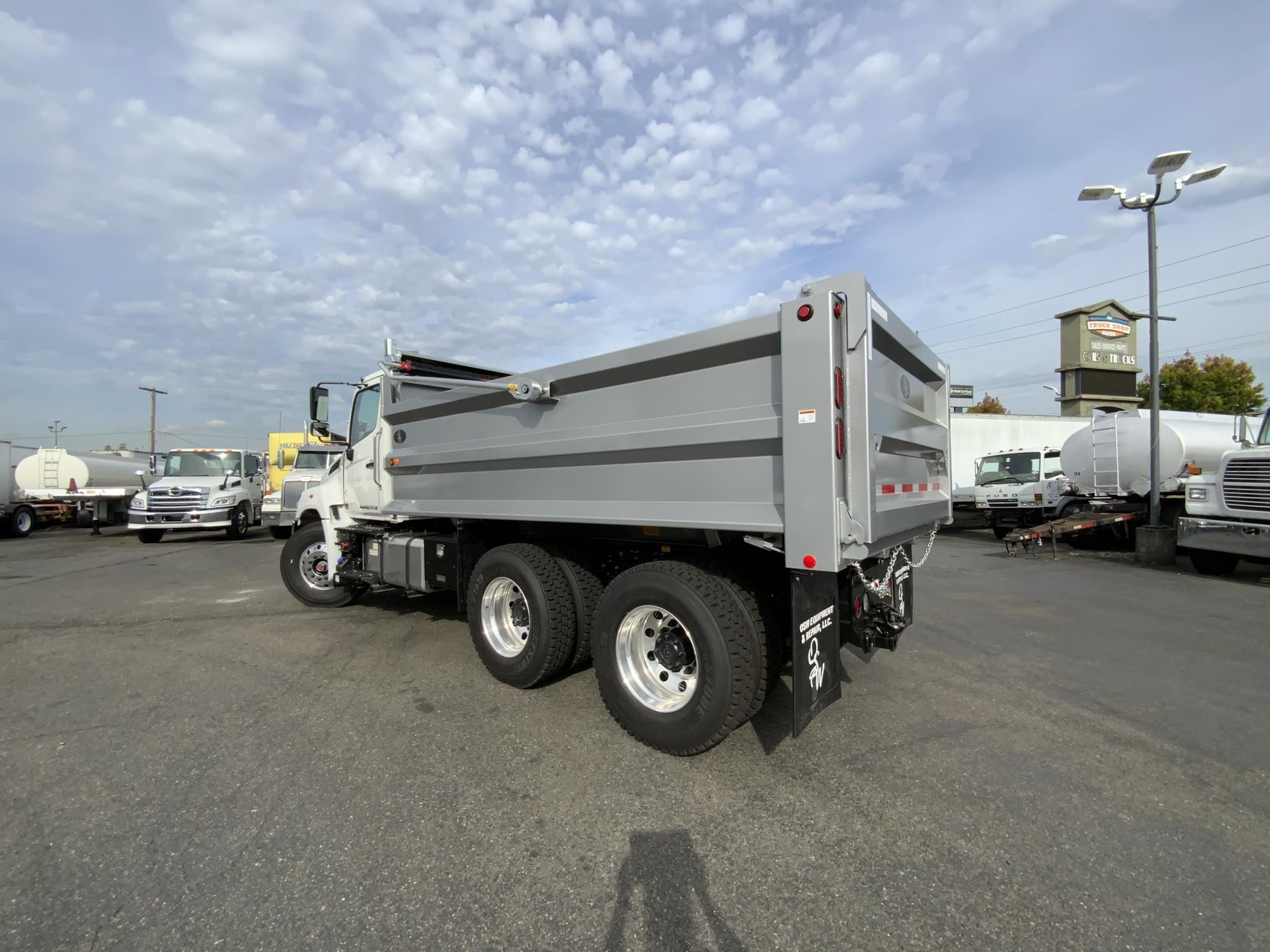 2026 HINO XL8 - image 4 of 6