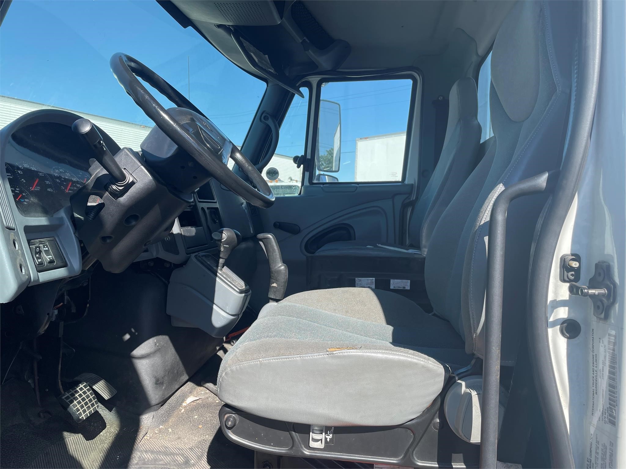 2007 INTERNATIONAL DURASTAR 4300 - image 4 of 5