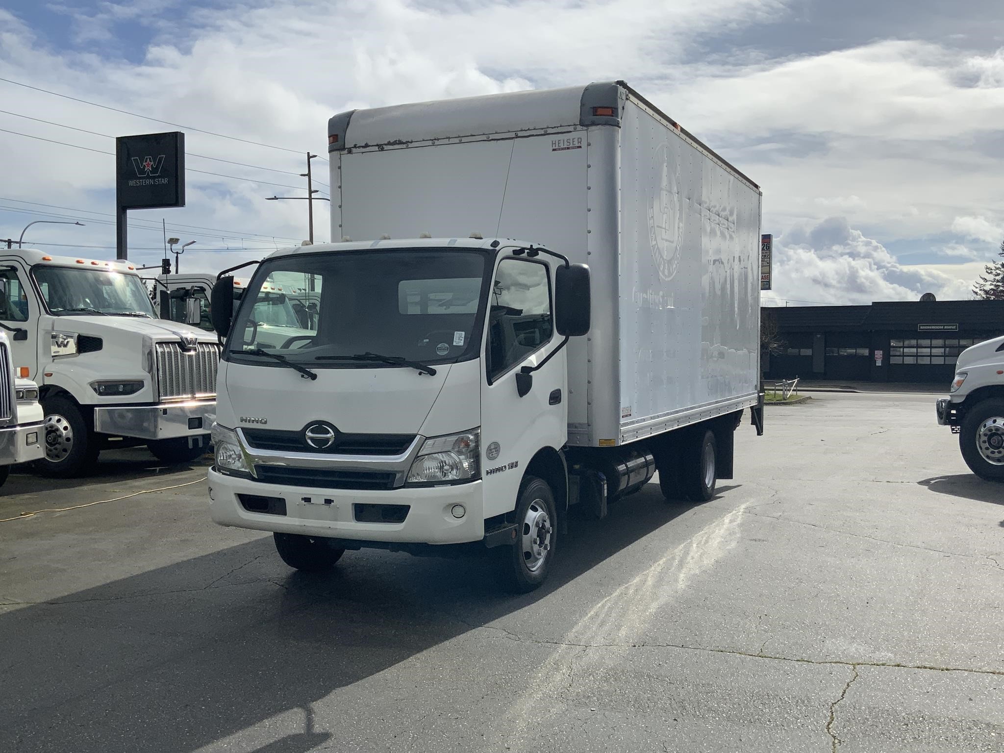 2016 HINO 155 2016 HINO 155 - image 1 of 6