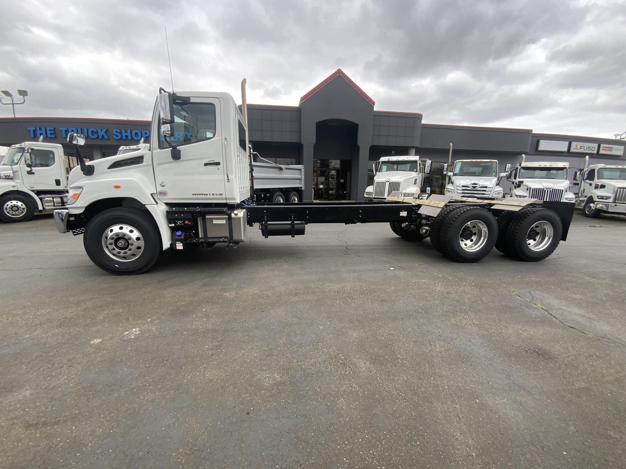2026 HINO XL8 - image 3 of 6
