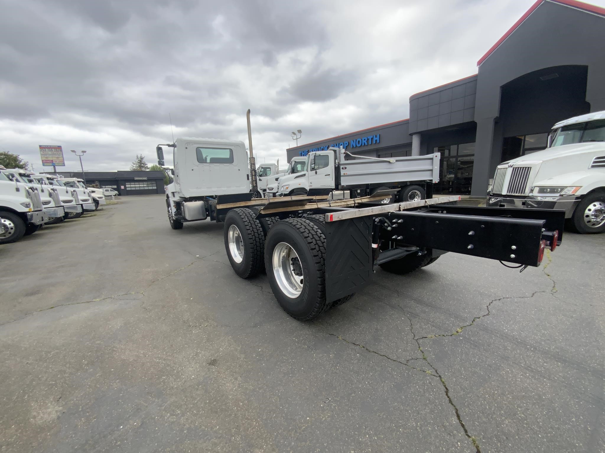 2026 HINO XL8 - image 4 of 6