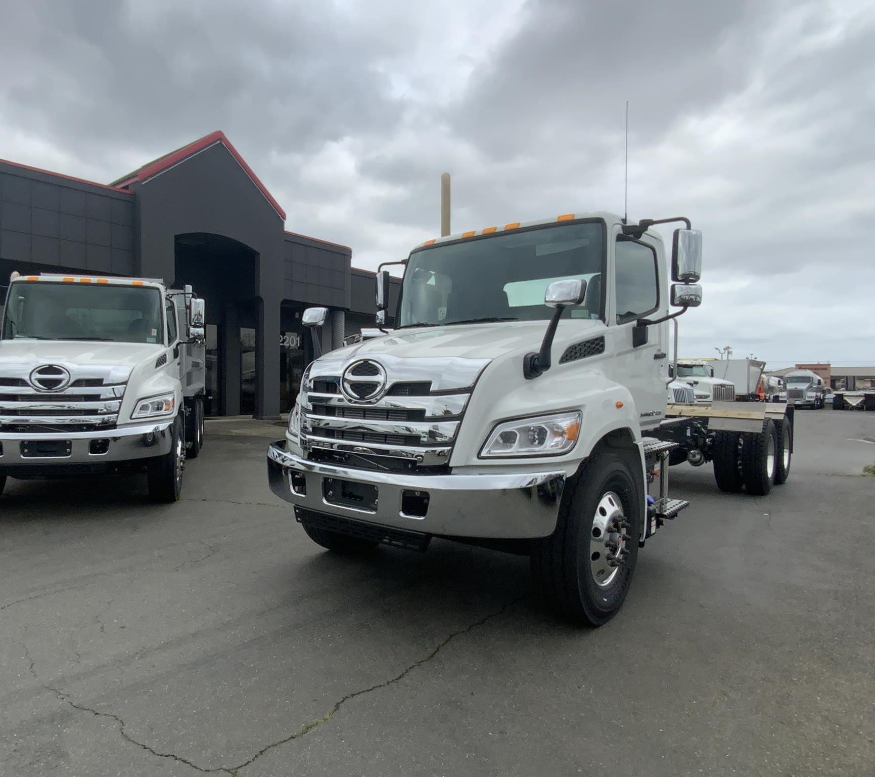 2026 HINO XL8 - image 1 of 6