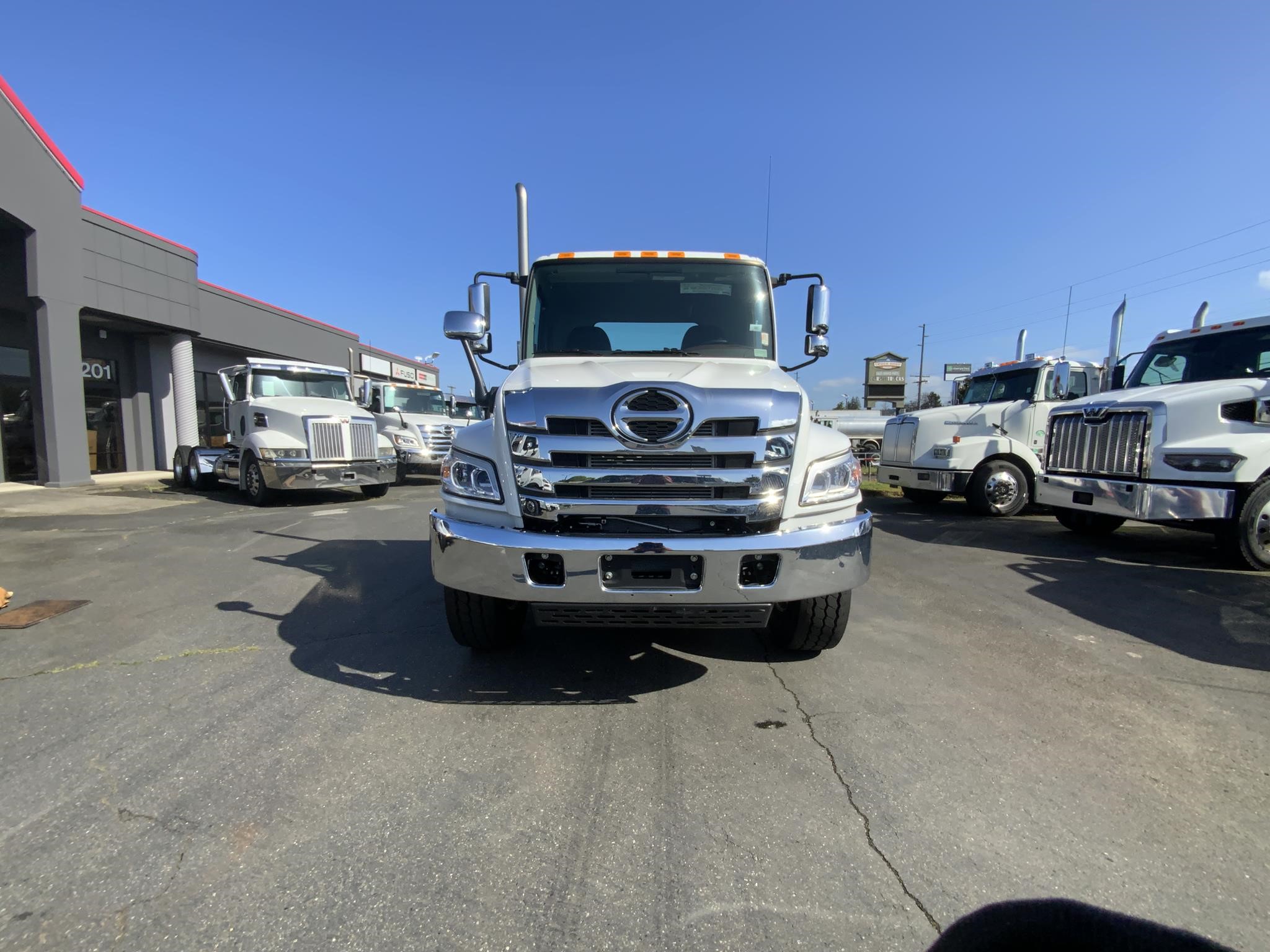 2026 HINO XL8 - image 2 of 6