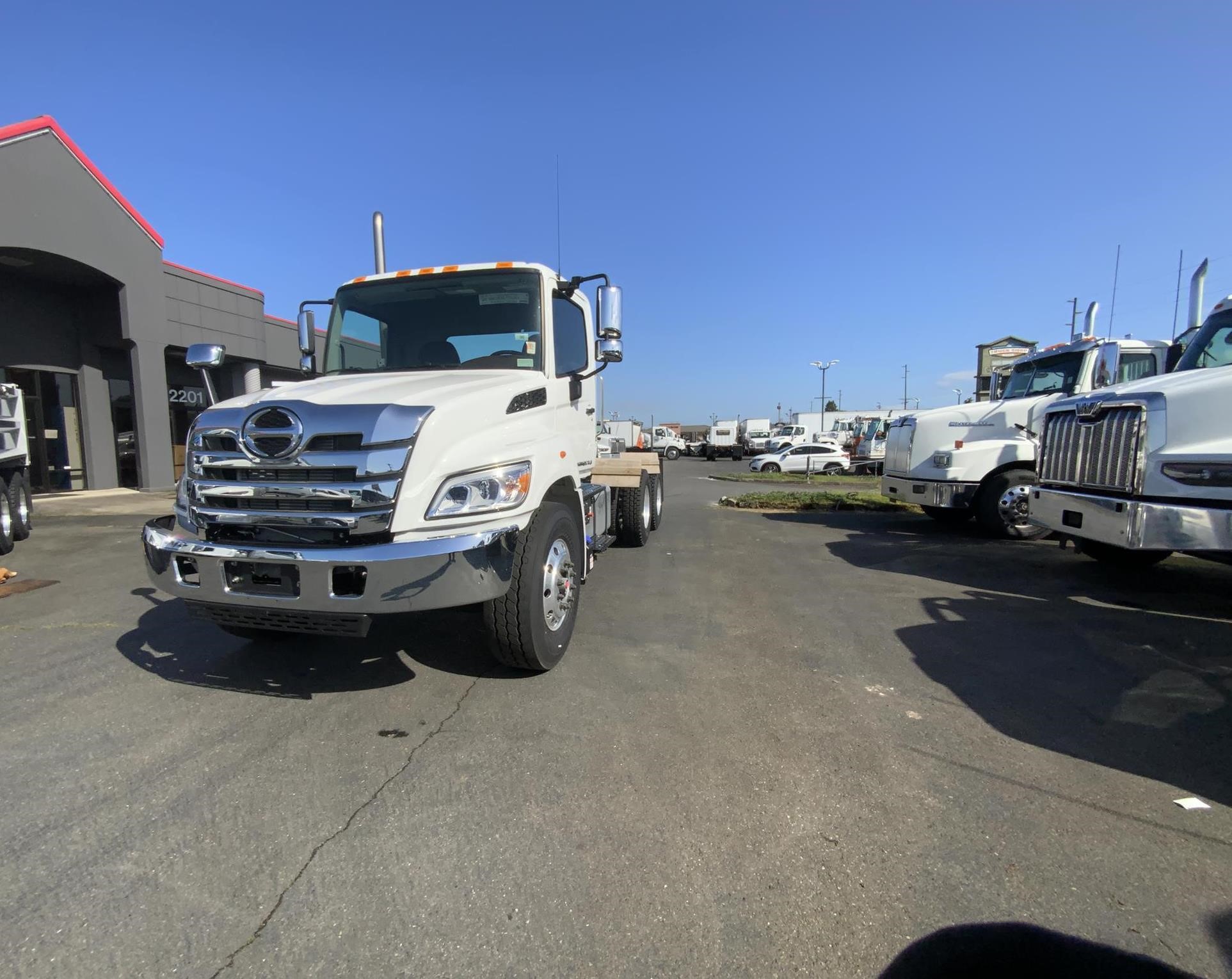 2026 HINO XL8 - image 1 of 6
